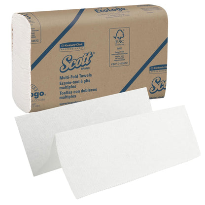 Eine Schachtel Scott® Handtücher - MultiFold, Weiß, Mittel, 16 Clips x 250 Blatt von Kimberly-Clark GmbH; abgebildet mit zwei ungefalteten weißen Handtüchern - ideal für hygienische Handtrocknung.