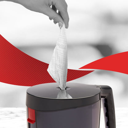 Ένα χέρι τραβάει μια χαρτοπετσέτα WypAll® Reach™ για τρόφιμα & υγιεινή - Κεντρική λήψη από την Kimberly-Clark GmbH από έναν μαύρο-γκρι χειρολαβή και εξασφαλίζει υγιεινή - ιδανικό για επιχειρήσεις επεξεργασίας τροφίμων.