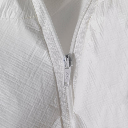 Nahaufnahme eines weißen, teilweise geöffneten Reißverschlusses auf weißem, strukturiertem Stoff, wahrscheinlich von der Kimberly-Clark GmbH KleenGuard® A40 Schutzanzug gegen Flüssigkeiten und Partikel mit Kapuze in Weiß. Auf dem Reißverschlusszug sind die Buchstaben "RC.