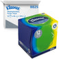 Eine Schachtel Kleenex® Kosmetiktücher - Würfel-Box / Weiß von Kimberly-Clark GmbH enthält 12 Packungen mit je 56 Tüchern; die Verpackung zeigt das Kleenex-Logo und blaue, grüne und gelbe Akzente - ideal für die Gesichtspflege.