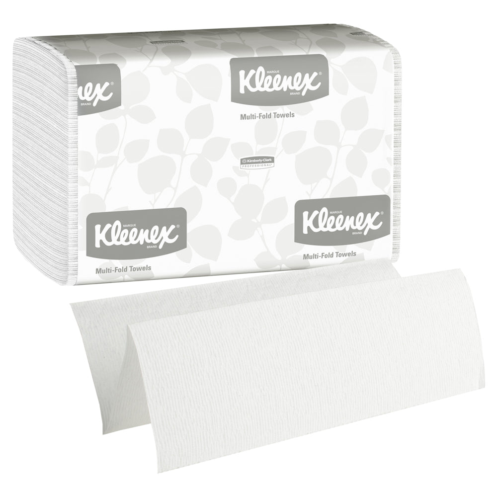 Ein Stapel weißer Kleenex® Handtücher - MultiFold (16 Clips x 150 Blatt) von Kimberly-Clark GmbH wird in einer teilweise geöffneten Verpackung mit einem Blattmuster und dem Kleenex-Logo gezeigt. Ein Handtuch ist ungefaltet, ideal für Waschräume.