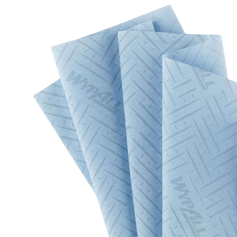 Vier blaue WypAll® Reach™ Papierwischtücher für Lebensmittel & Hygiene von Kimberly-Clark GmbH, mit dezentem Muster und Logo, ideal zur Hygiene in der Lebensmittelverarbeitung, fächerförmig auf weißem Hintergrund angeordnet.