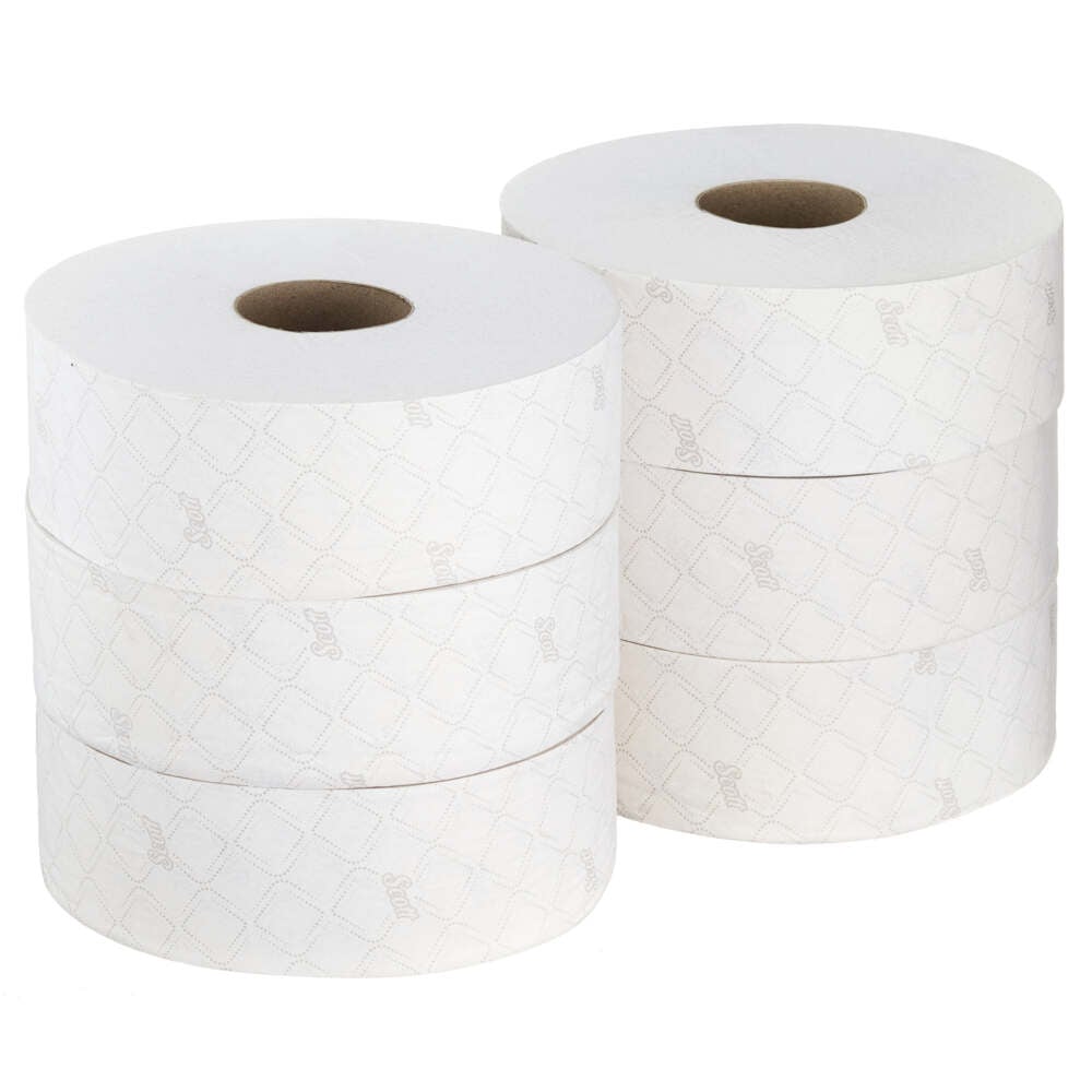 Έξι λευκοί ρολοί Scott® ESSENTIAL™ Jumbo χαρτί υγείας της Kimberly-Clark GmbH με 1.053 φύλλα ο καθένας και διακριτικό σχέδιο ρόμβου είναι στοιβαγμένοι μπροστά από ένα απλό λευκό φόντο. Το κουτί περιέχει 6 ρολούς.