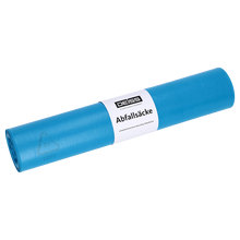 Eine Rolle mit 15 blauen DEISS Abfallsäcken aus Recycling-LDPE 120 l - 62? der EMIL DEISS KG (GmbH + Co.), mit weißem Etikett mit der Aufschrift "Abfallsäcke" und dem Markennamen.