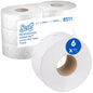 Scott® Essential™ Χαρτί Υγείας Maxi Jumbo από την Kimberly-Clark GmbH: 6 λευκά ρολά (380 φύλλα/ρολό) σε ένα κουτί, το καθένα με ένα σχέδιο ραφής. Στη συσκευασία αναγράφονται όλες οι λεπτομέρειες του προϊόντος και "6 ρολά" για εύκολη αναγνώριση.