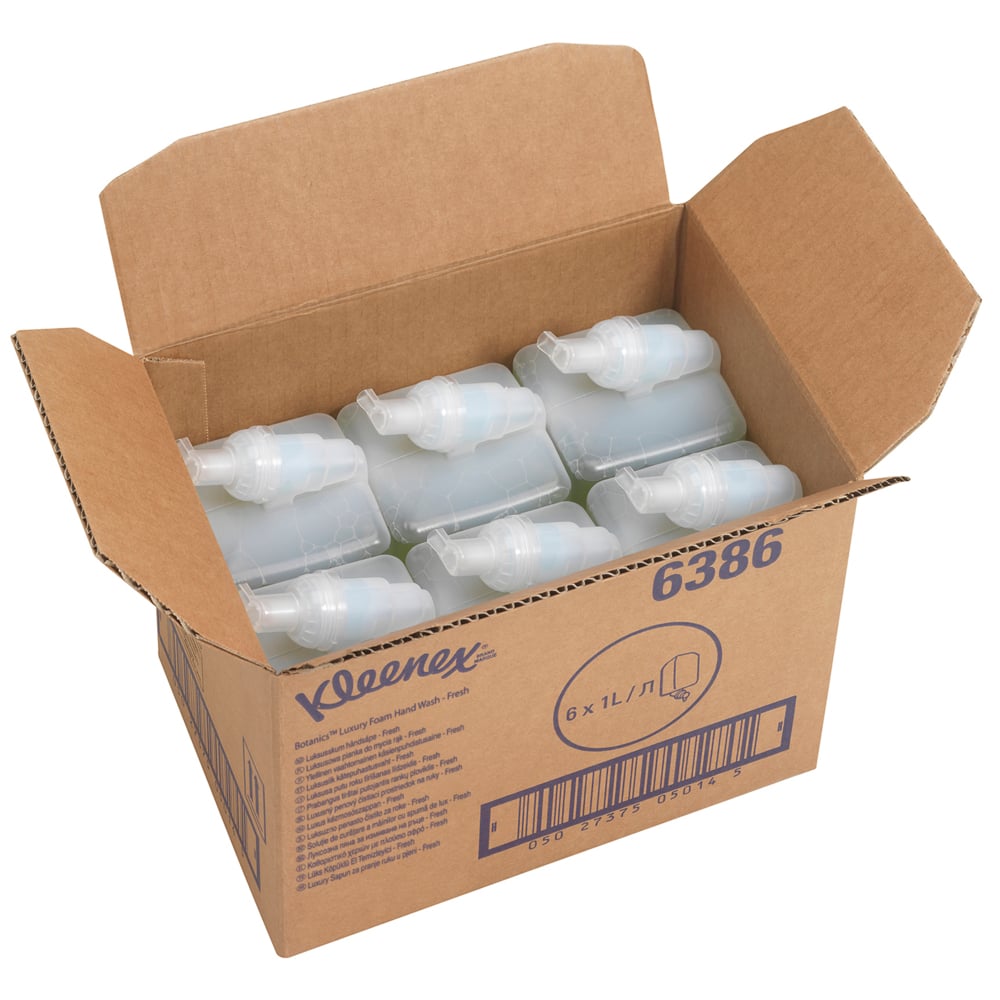 Ένα ανοιχτό κουτί με την επιγραφή "Kleenex® Botanics™ Luxury Foam Hand Wash - 1L Κασσέτα" από την Kimberly-Clark GmbH περιέχει έξι πράσινα φυσίγγια 1L, πληροφορίες και ένα γραμμωτό κώδικα. Το κουτί τονίζει αφρώδες σαπούνι με βοτανικά εκχυλίσματα.