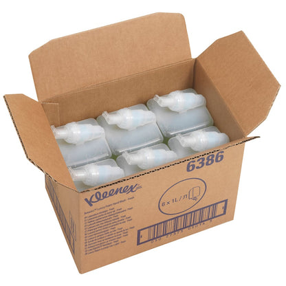 Ένα ανοιχτό κουτί με την επιγραφή "Kleenex® Botanics™ Luxury Foam Hand Wash - 1L Κασσέτα" από την Kimberly-Clark GmbH περιέχει έξι πράσινα φυσίγγια 1L, πληροφορίες και ένα γραμμωτό κώδικα. Το κουτί τονίζει αφρώδες σαπούνι με βοτανικά εκχυλίσματα.
