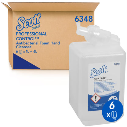 Η εικόνα δείχνει μια κασέτα Kimberly-Clark GmbH Scott® Anti Bac Foam Soap 1L μπροστά από ένα κουτί με την επιγραφή "6 x 1L = 6L". Ένα μπλε σύμβολο τονίζει τη συσκευασία των 6 τεμαχίων (φυσίγγια) - ιδανικό για χώρους πλυσίματος.