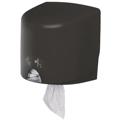 Ένας γκρι διανομέας πετσετών Aquarius™ - Roll Control τοίχου από την Kimberly-Clark GmbH, με μία μερικώς παρεχόμενη πετσέτα και σύμβολα οδηγιών στο μπροστινό μέρος - ιδανικός για επαγγελματική χρήση.