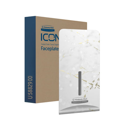Ένα ορθογώνιο κουτί με την επιγραφή "Kimberly-Clark Professional™ Icon™ Dispenser Faceplate - FTT, 27,80 cm x 13,10 cm x 1,40 cm" βρίσκεται πίσω από μια λευκό-χρυσή μαρμάρινη πρόσοψη με σχισμή, και τα δύο εμπορικά σήματα της Kimberly-Clark GmbH - ιδανικά για σύγχρονες τουαλέτες.