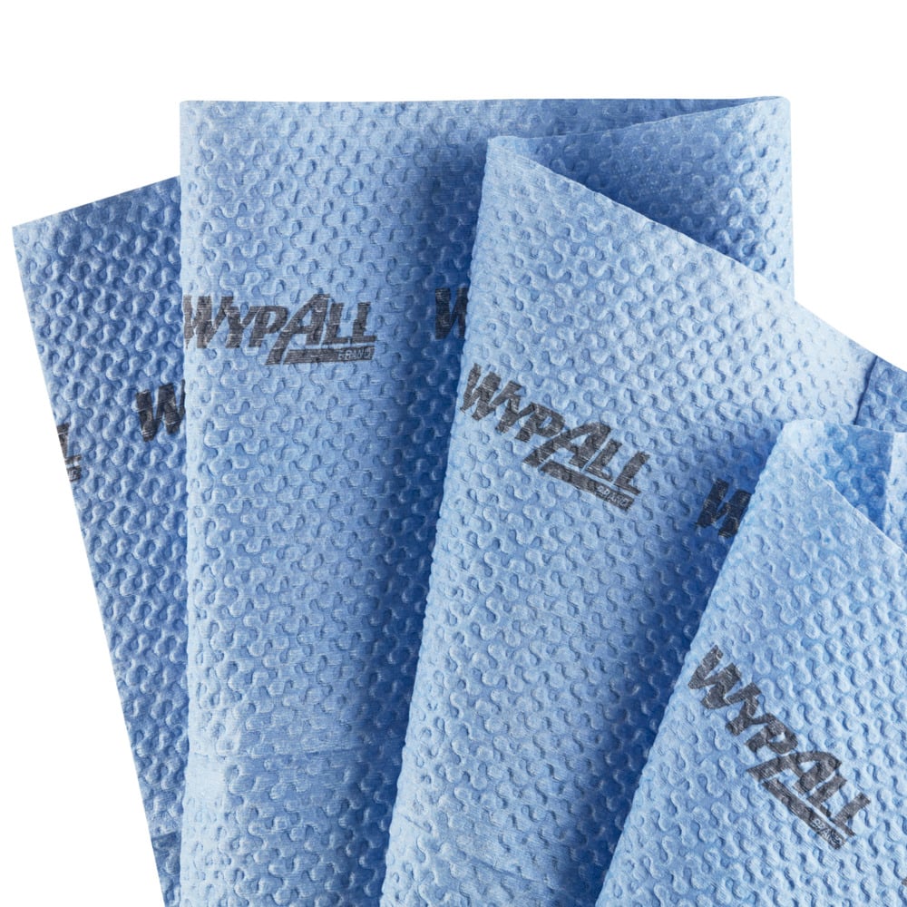 Τέσσερα μπλε, ανθεκτικά WypAll® ForceMax Wischtücher (33,5 x 34,5 cm) της Kimberly-Clark GmbH, το καθένα με το λογότυπο "WypAll" τυπωμένο σε μαύρο, διπλωμένα σε τέταρτα και τοποθετημένα επικαλυπτόμενα σε λευκό φόντο.