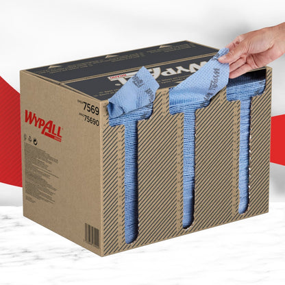 Ένα χέρι τραβάει ένα μπλε WypAll® ForceMax Wischtuch (33,50 x 34,50 cm) από ένα καφέ κουτί με τρεις ανοίξεις στο μπροστινό μέρος. Αποκαλύπτονται ανθεκτικά πανιά της Kimberly-Clark GmbH για αποτελεσματικό βιομηχανικό καθαρισμό. Το κουτί περιέχει 480 διπλωμένα σε τέταρτα πανιά.