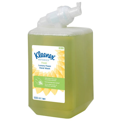Ένα φυσίγγιο 1 λίτρου Kleenex® Botanics™ Luxury Foam Hand Wash από την Kimberly-Clark GmbH, πράσινο υγρό με καθαρή έξοδο, περιέχει βοτανικά εκχυλίσματα όπως Αλόη Βέρα & εκχύλισμα χαμομηλιού και είναι δερματολογικά ελεγμένο˙ Συσκευασία με 6 φυσίγγια ανά κουτί.