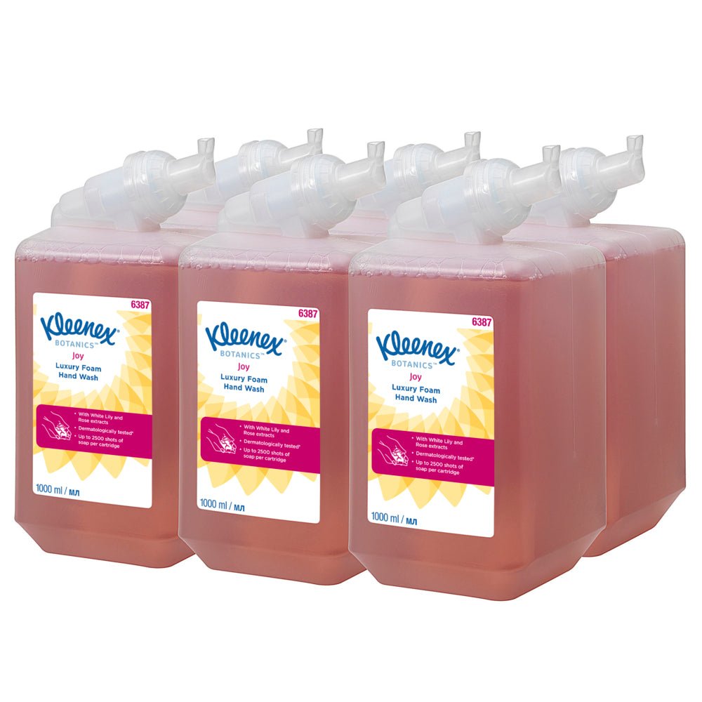 Έξι κασέτες 1 λίτρου Kleenex® Botanics™ Luxury Foam Hand Wash από την Kimberly-Clark GmbH, γεμάτες με κόκκινο υγρό και φυτικά συστατικά, είναι τακτοποιημένα διατεταγμένες σε δύο σειρές των τριών. Κάθε κασέτα παρέχει αφρό και παραδίδεται σε κουτί με έξι τεμάχια.