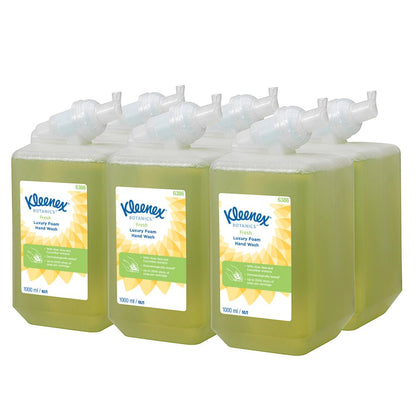 Έξι φυσίγγια 1 λίτρου Kleenex® Botanics™ Luxury Foam Hand Wash από την Kimberly-Clark GmbH, το καθένα με πράσινο υγρό και λευκή/πράσινη ετικέτα, είναι διατεταγμένα σε δύο σειρές των τριών. Συσκευασία: Κουτί με 6 φυσίγγια.