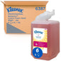 Μια κόκκινη κασέτα Kleenex® Botanics™ Luxury Foam Hand Wash 1 λίτρου της Kimberly-Clark GmbH βρίσκεται μπροστά από ένα κουτί "6387", το οποίο περιέχει έξι κασέτες 1 λίτρου, με ορατό branding και φυτικά συστατικά.