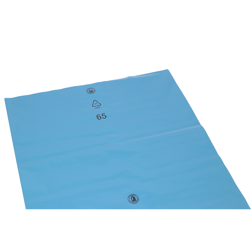 Die DEISS 20260 blau Kunststofffolie (900x1200x0,08 mm) der EMIL DEISS KG (GmbH + Co.) ist eine flache, rechteckige Folie mit Recyclingsymbolen und "65" in schwarz, ideal für den Oberflächenschutz in der Lebensmittelindustrie. Geliefert in Kartons zu 100 Stück.