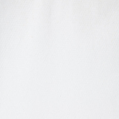 Μια κοντινή λήψη μιας μονόχρωμης λευκής, υφασμένης επιφάνειας με διακριτικές κάθετες γραμμές, ιδανική για υγιεινό στέγνωμα χεριών με Scott® Control™ Πτυσσόμενες Χαρτοπετσέτες - Λευκό, 15 κλιπ x 322 φύλλα ανά κουτί από την Kimberly-Clark GmbH.