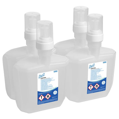 Τέσσερις διαφανείς κασέτες 1,2L Scott® CONTROL Αφρός Απολύμανσης Χεριών της Kimberly-Clark GmbH με λευκό καπάκι και μπλε-λευκές ετικέτες με σύμβολα κινδύνου είναι τοποθετημένες σε δύο σειρές - ιδανικές για αποτελεσματική υγιεινή χεριών.