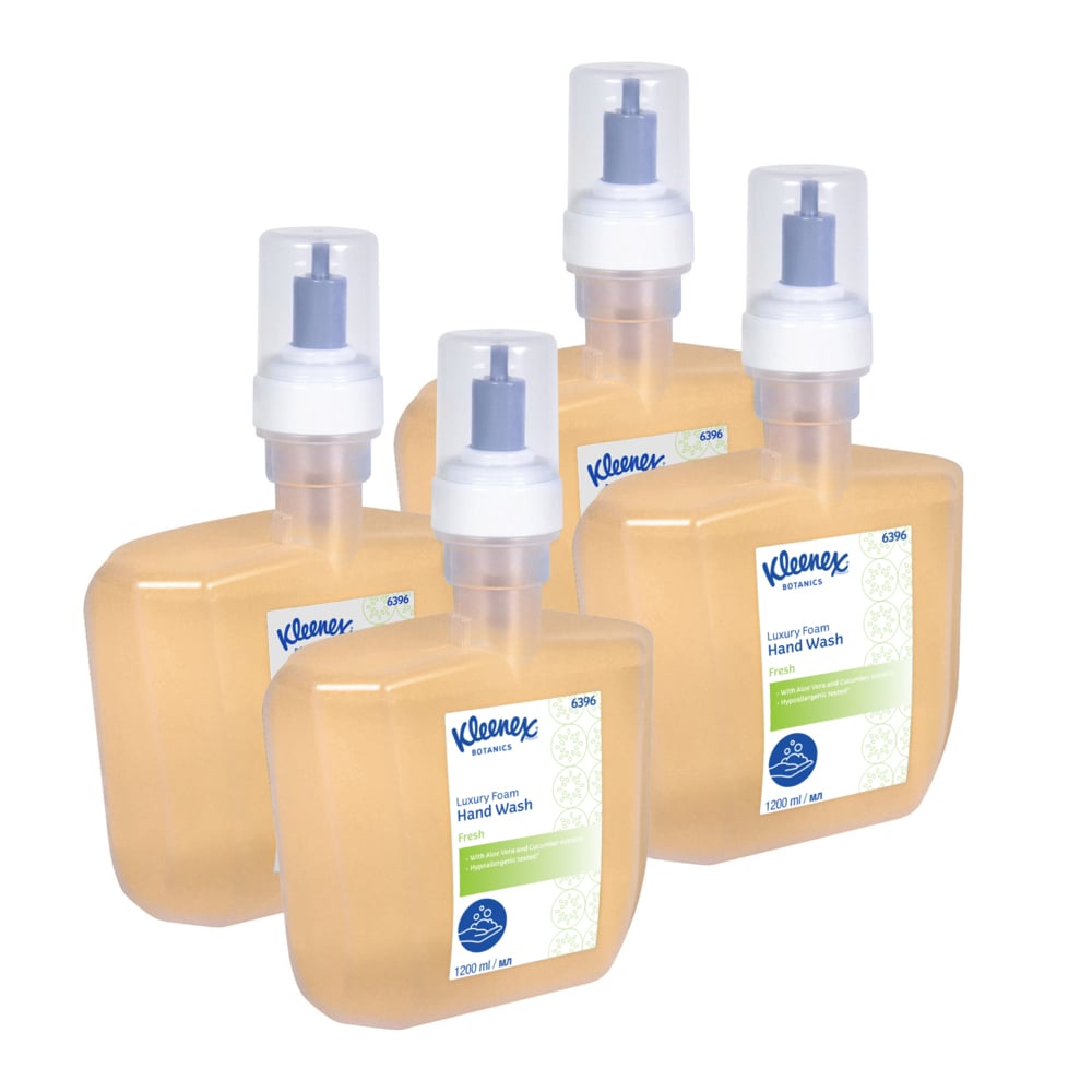 Τέσσερις κασέτες Kleenex® Botanics™ Luxury Foam Hand Wash 1,2 λίτρων της Kimberly-Clark GmbH, η καθεμία με αντλία και λευκές/μπλε ετικέτες, γεμάτες με πορτοκαλί αφρώδες σαπούνι χεριών, είναι συγκεντρωμένες. Η συσκευασία περιέχει 4 ηλεκτρονικές κασέτες ανά κουτί.
