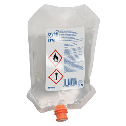 Μια διαφανής σακούλα διανομής 400 ml με την επιγραφή "Scott® Καθαριστικό για καθίσματα τουαλέτας και άλλες επιφάνειες" από την Kimberly-Clark GmbH, με σύμβολα κινδύνου, γραμμωτό κώδικα, πορτοκαλί καπάκι και οδηγίες χρήσης. Κουτί με 6 σακούλες.