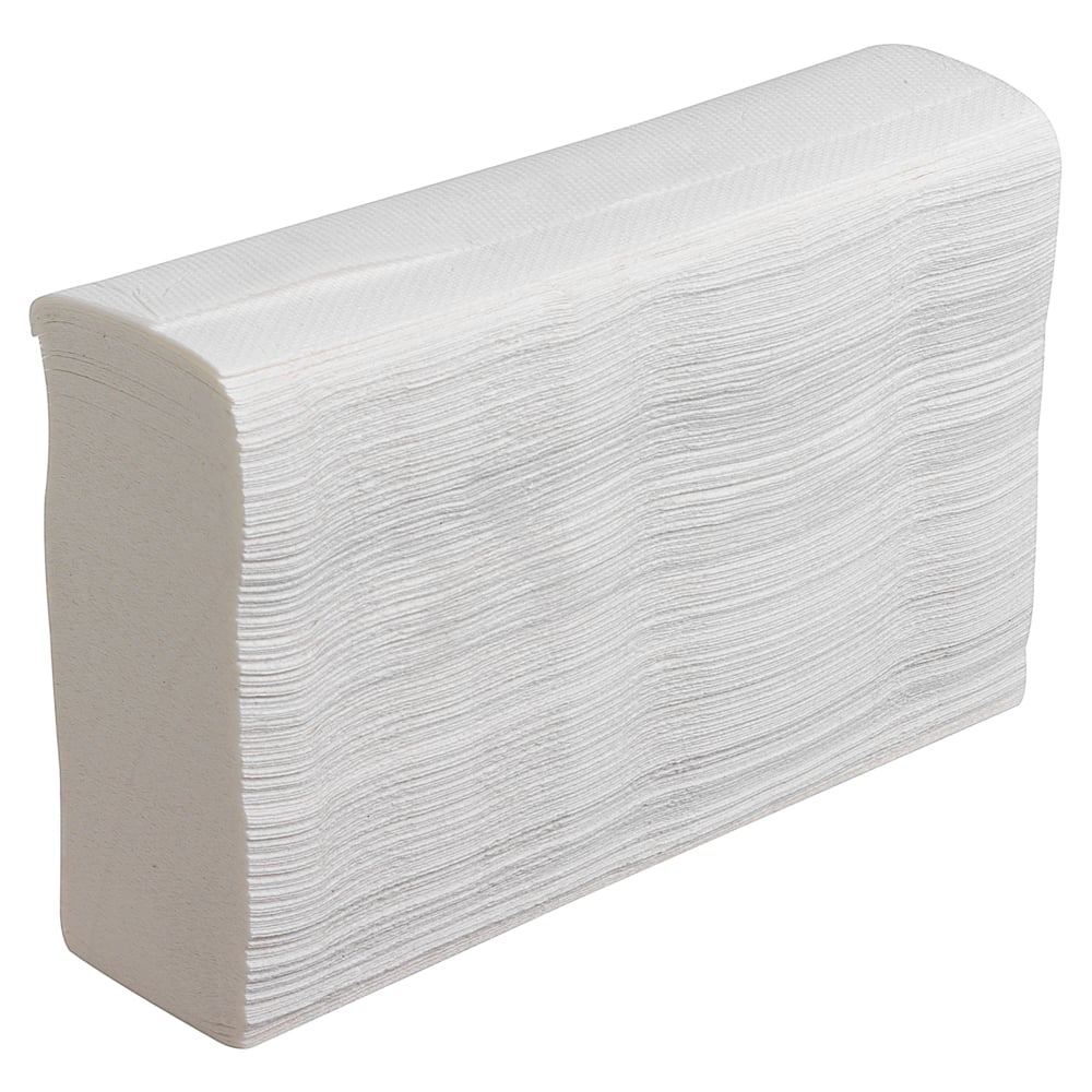 Μια στοίβα Scott® SLIMFOLD χαρτοπετσέτες, διπλωμένες και λευκές (16 κλιπ x 110 φύλλα/κουτί) από την Kimberly-Clark GmbH, στέκεται όρθια σε λευκό φόντο - ιδανική για υγιεινό στέγνωμα χεριών.