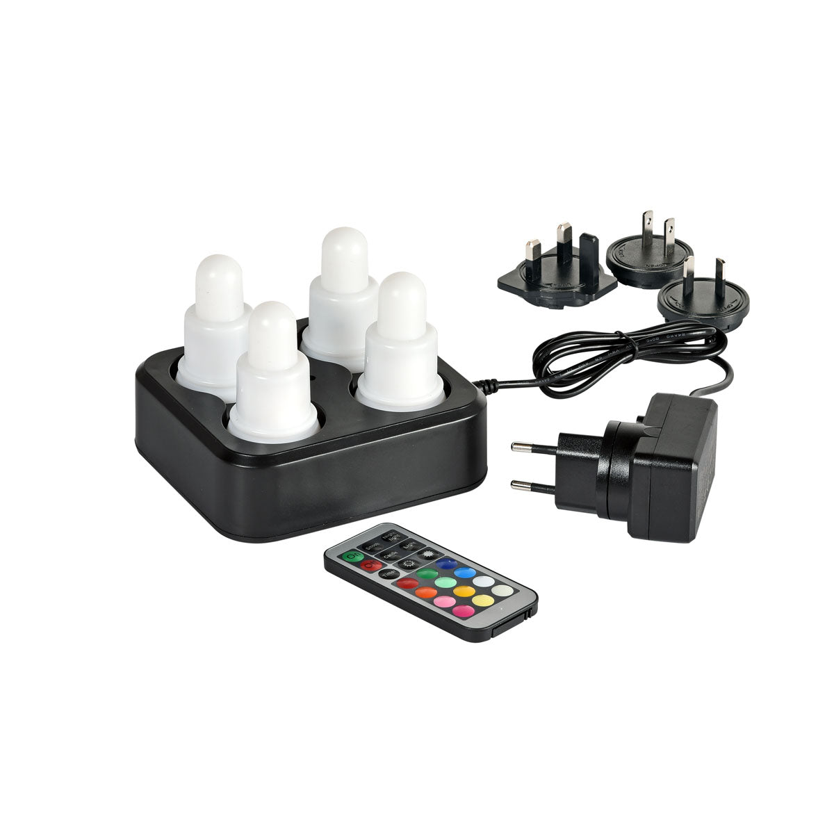 Το Duni GmbH LED Set, Θερμό λευκό & Πολύχρωμο - Φωτιστικά που αλλάζουν χρώμα (1 τεμάχιο) περιλαμβάνει τέσσερις πολύχρωμες λάμπες LED σε μια μαύρη βάση φόρτισης, ένα τηλεχειριστήριο με κουμπί χρώματος, έναν προσαρμογέα δικτύου και τρία ανταλλάξιμα βύσματα.