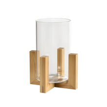 Die Laterne aus Glas, 12x12x17 cm von Duni GmbH, kombiniert stilvoll Holz und Glas und ist als dekorative Tischlaterne aus der ESME-Serie ein elegantes Wohnaccessoire für jeden Raum.