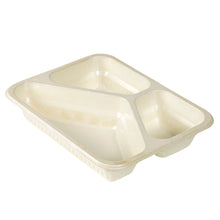 Σε λευκό φόντο φαίνεται ένα φυσικού χρώματος μπολ FIBER από την Duni GmbH (227x178x45mm, 3-χωρισμένο) από βιώσιμο υλικό μίας χρήσης. Το μπολ έχει ένα μεγάλο και δύο μικρότερα διαμερίσματα για να διαχωρίζουν διάφορα φαγητά.