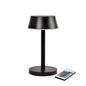 Η Nour Midi LED-Lampe σε γραφίτη από την Duni GmbH έχει μια μοντέρνα κυλινδρική βάση και μια επίπεδη στρογγυλή σκιά. Συνοδεύεται από τηλεχειριστήριο και ξεχωρίζει για τις καινοτόμες λειτουργίες και τον κομψό σχεδιασμό της - ιδανική για μοντέρνο φωτισμό τραπεζιού.