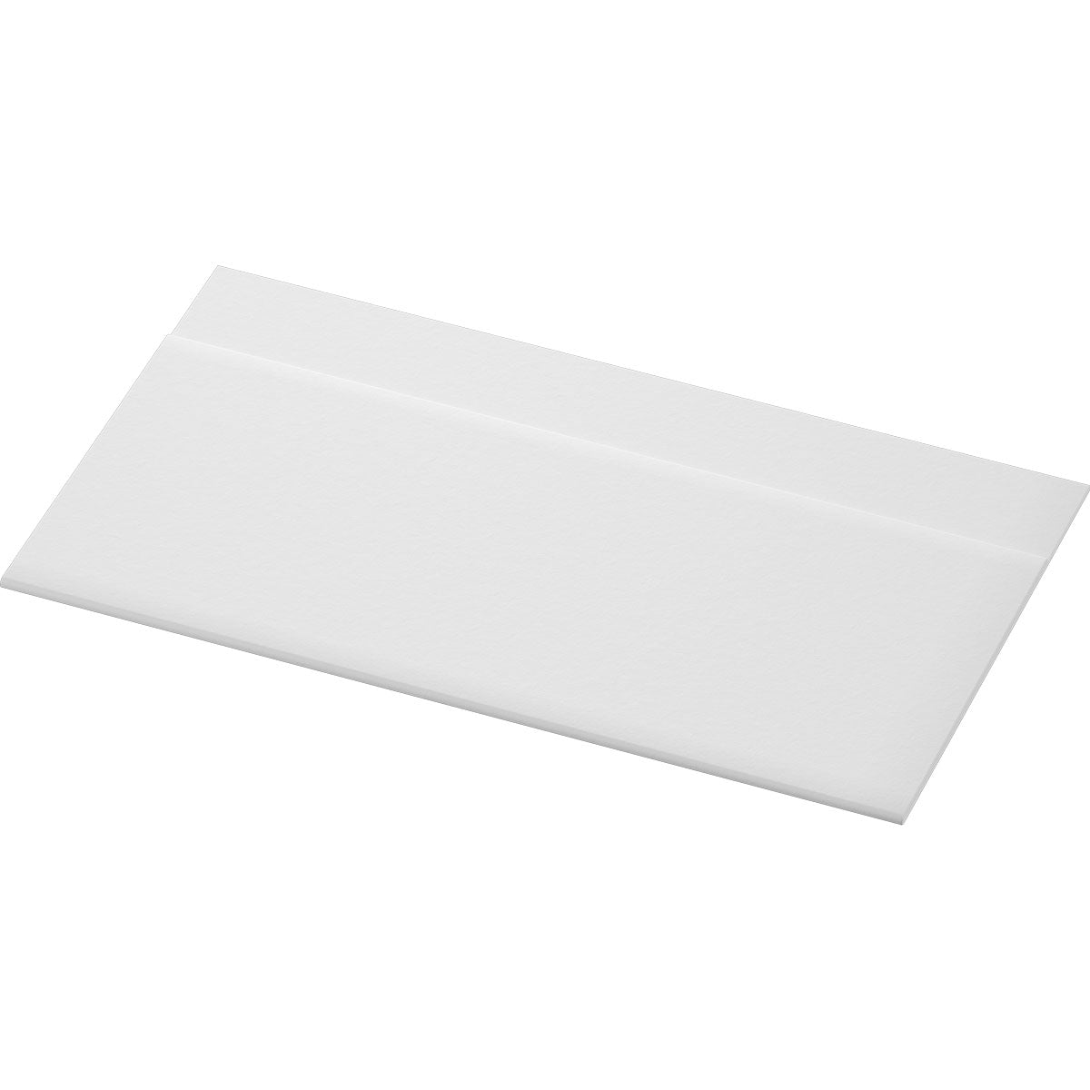 Μια απλή, ορθογώνια χαρτοπετσέτα Duni GmbH Dispenser 33x33 2lg εμφανίζεται ανοιχτή σε λευκό φόντο υπό γωνία. Η χαρτοπετσέτα έχει καθαρή εμφάνιση χωρίς ορατό κείμενο ή σημάδια και μοιάζει με αυτές που χρησιμοποιούνται στην εστίαση.