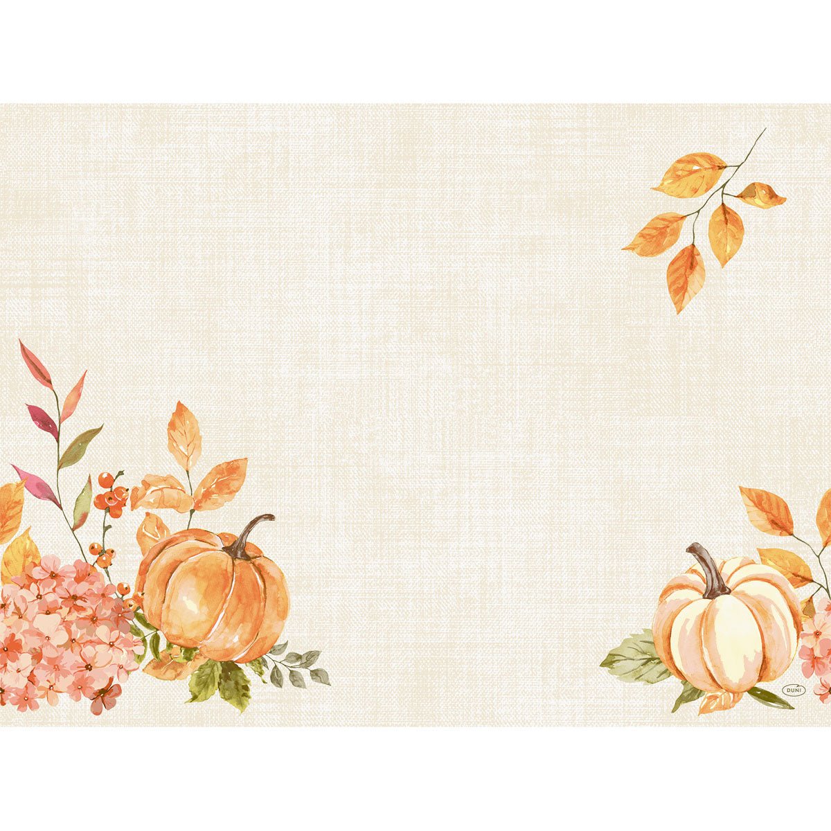 Ein beigefarbener, strukturierter Hintergrund mit zwei aquarellierten Kürbissen, Herbstblumen und orangefarbenen Blättern - perfekt, um Ihren Text oder Ihr Design auf den biologisch abbaubaren Bio-Dunicel-Sets 30x40 Spicy Pumpkin von Duni GmbH (Packung mit 100 Stück) in Szene zu setzen.
