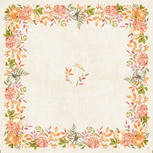 Die beigefarbene quadratische Bio-Dunicel-Mitteldecke 84x84cm der Duni GmbH ist mit einer herbstlichen Blumenbordüre mit Spicy Pumpkin-Akzenten in Orange, Grün und Creme verziert - ideal für eine nachhaltige Tischdekoration. Packung: 20 Stück.