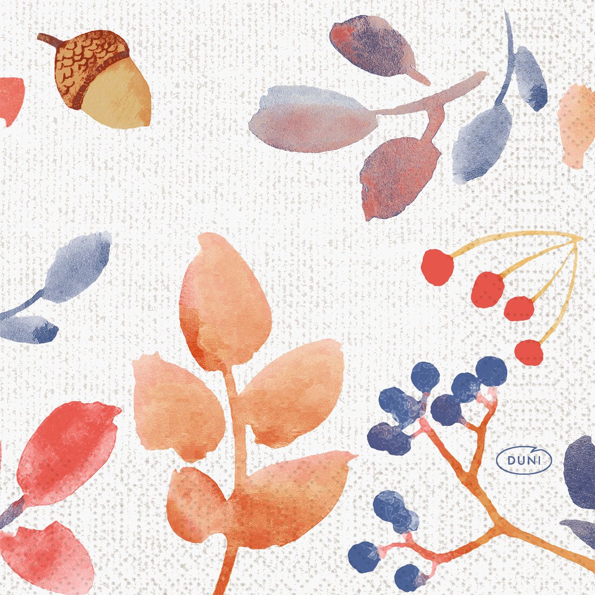 Ένα δομημένο λευκό φόντο με ζωγραφισμένα βελανίδια, μούρα και φύλλα δημιουργεί μια μαγευτική φθινοπωρινή εμφάνιση για τις χαρτοπετσέτες Duni GmbH 24x24 3 στρώσεων 1/4 Autumn Gradient (50 τεμάχια). Το λογότυπο "DUNI" απεικονίζεται σε ένα μικρό μπλε οβάλ.