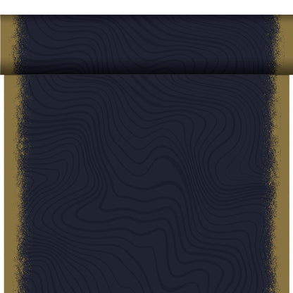 Das Bio-Dunicel-Tete a Tete 0,4x24m von Duni GmbH ist eine dunkelblaue Schriftrolle mit goldenen Rändern und subtilen Wellenlinien, die teilweise ausgerollt ist und vor einem weißen Hintergrund liegt - wie eine umweltfreundliche Tischdecke.