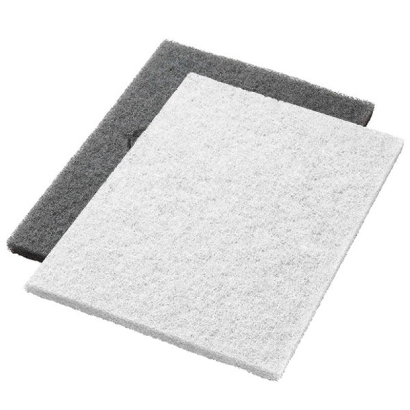 Zwei Twister Pads 14x20" Weiß (35x51 cm) von Diversey Deutschland GmbH & Co. OHG, Arbeitsschritt 1, liegen flach auf weißem Hintergrund: das weiße Pad oben, leicht überlappend auf einem dunkelgrauen Pad. Ideal für professionelle Anwendungen.