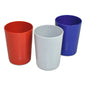 Τρία ποτήρια οδοντόβουρτσας Nölle Profi Brush από πλαστικό, χρωματισμένα σε διάφορα χρώματα (από την Nölle Profi Brush Βούρτσες & Τεχνική Πινέλων e.K.), στέκονται το ένα δίπλα στο άλλο στο μπάνιο: ένα κόκκινο, ένα ανοιχτό γκρι με πιτσιλιές και ένα μπλε. Όλα είναι χωρίς λαβή και κυλινδρικά.