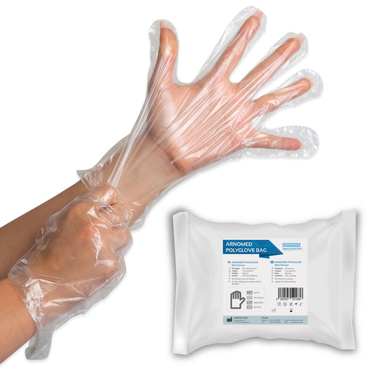 Eine Person trägt einen transparenten Einmalhandschuh ARNOMED POLYGLOVE BAG Einmalhandschuhe aus PE der ARNOWA GmbH. In der Nähe befindet sich eine weiße Verpackung mit Produktangaben und einem Barcode auf dem Etikett.