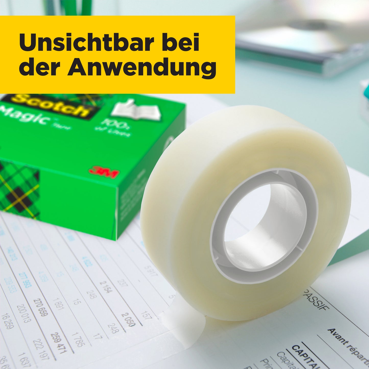 Eine Rolle Scotch® Magic™ Unsichtbares Klebeband von 3M Deutschland GmbH liegt auf einem Dokument, daneben eine geöffnete grün-gelbe Vorteilspack-Box mit 8 Rollen (19 mm x 33 m). Ein gelbes Banner sagt: "Unsichtbar bei der Anwendung.