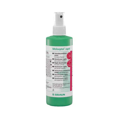 Ένα πράσινο μπουκάλι ψεκασμού με B. Braun Meliseptol® rapid ταχεία απολύμανση από την B. Braun Deutschland GmbH & Co. KG είναι ιδανικό για γρήγορη απολύμανση και καθαρισμό επιφανειών. Η ετικέτα περιέχει πολυγλωσσικά κείμενα και οδηγίες ασφαλείας, ενώ το λευκό ακροφύσιο εξασφαλίζει αποτελεσματική χρήση.