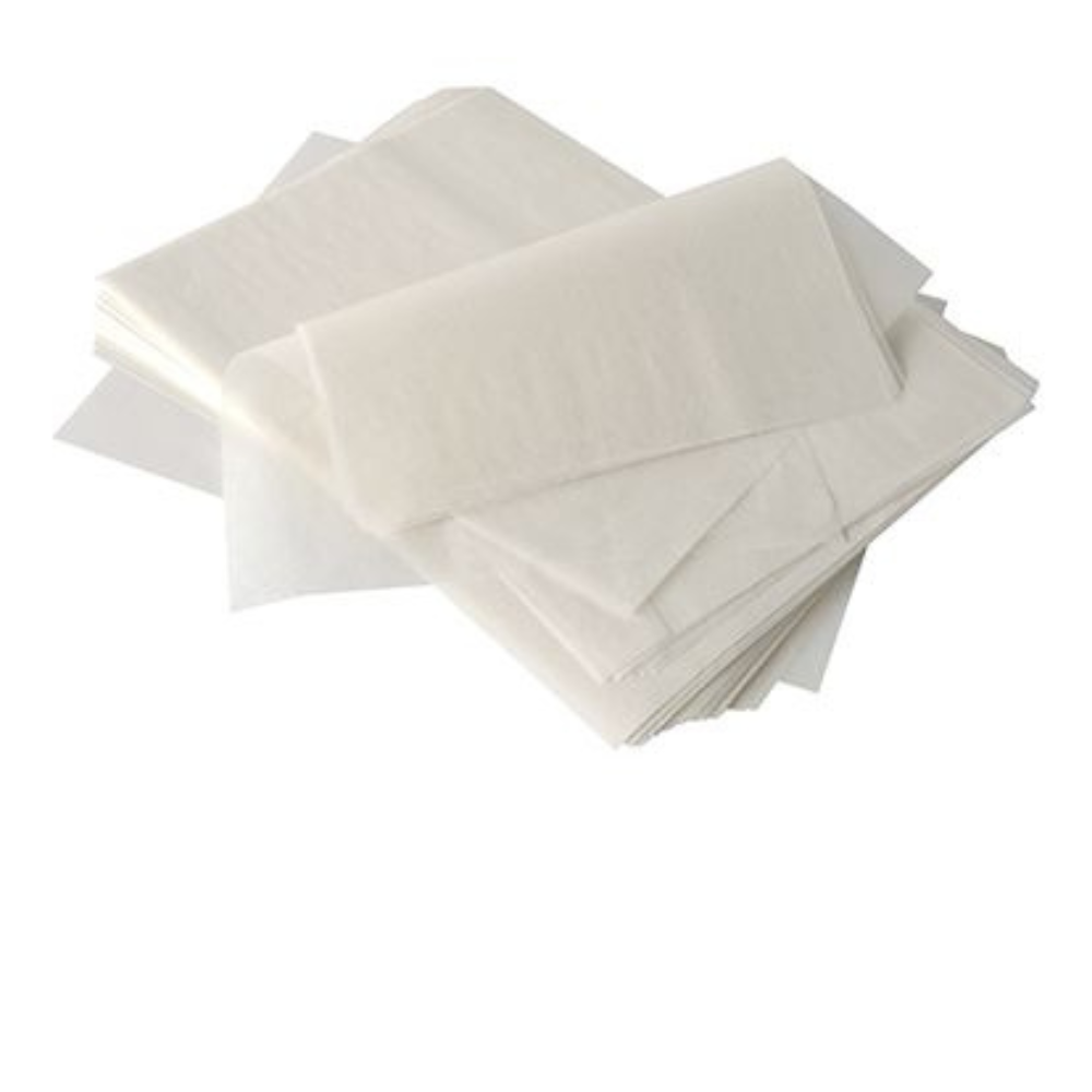 Μια στοίβα PAPSTAR χαρτιού κάλυψης κρέμας "pure" 32x22 cm, λευκό, με επικάλυψη από κερί φοινικέλαιου (1000 κομμάτια) σε κουτί διανομής από την PAPSTAR GmbH βρίσκεται εν μέρει επίπεδη, εν μέρει ελαφρώς διπλωμένη σε λευκό φόντο - ιδανικό για την εστίαση.