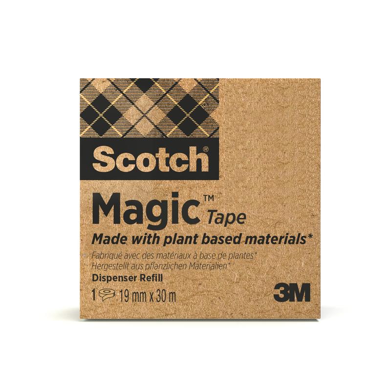 Μια συσκευασία ταινίας Scotch® Magic™ από την 3M, κατασκευασμένη με 66% φυτική κόλλα (19 mm x 30 m), σε καφέ κουτί με μαύρο και κίτρινο κείμενο, καρό λωρίδα και λογότυπο - η φιλική προς το περιβάλλον, αόρατη ταινία.