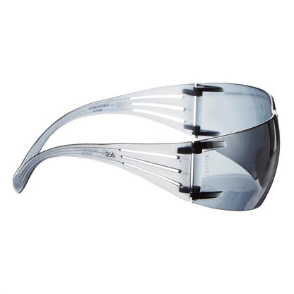 Τα προστατευτικά γυαλιά 3M™ SecureFit™ 200 από την 3M Deutschland GmbH διαθέτουν καθαρούς και γκρι φακούς που περιβάλλουν το πρόσωπο, φαρδιά χερούλια και σχεδίαση χωρίς πλαίσιο, απεικονισμένα σε λευκό φόντο.