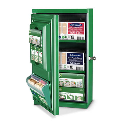 Ο πράσινος Cederroth Erste-Hilfe-Schrank Mini (Μεταλλικό) από την Orkla Wound Care AB (Π 260 x Υ 440 x Β 170mm) εμφανίζεται ανοιχτός, με ένα κλειδί στην κλειδαριά και τακτοποιημένα πακέτα επιδέσμων, επιθέματα και υλικά πρώτων βοηθειών στα ράφια του.