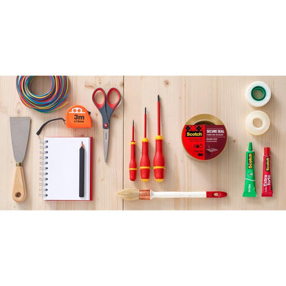 Μια επίπεδη διάταξη δείχνει διάφορα εργαλεία και βοηθήματα σε ξύλο, συμπεριλαμβανομένης της ταινίας συσκευασίας Scotch® (50 mm x 66 m) από την 3M Deutschland GmbH, ψαλίδι, κατσαβίδι, πινέλο, κόλλα, σπάτουλα, χρωματιστό σύρμα, σημειωματάριο με μολύβι και άλλες ταινίες.