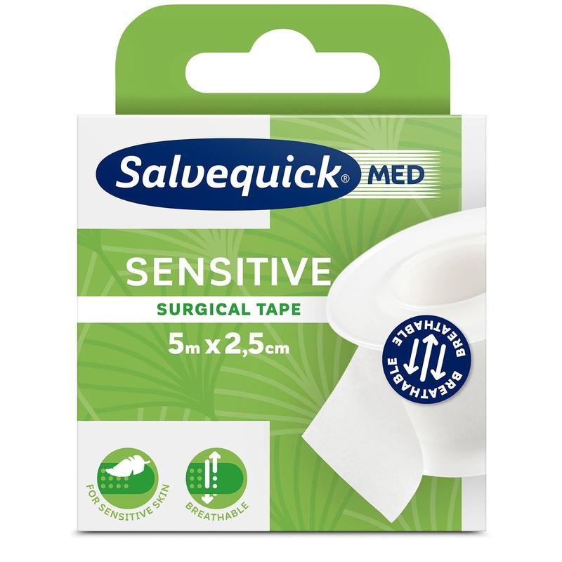 Κουτί με ταινία Salvequick OP 6-5x2,5 από την Orkla Wound Care AB (1 τεμάχιο), 5m x 2,5cm. Η πράσινη και λευκή συσκευασία τονίζει την υποαλλεργική, αναπνεύσιμη ταινία για ευαίσθητο δέρμα, με σύμβολα και μερικώς ορατό ρολό.