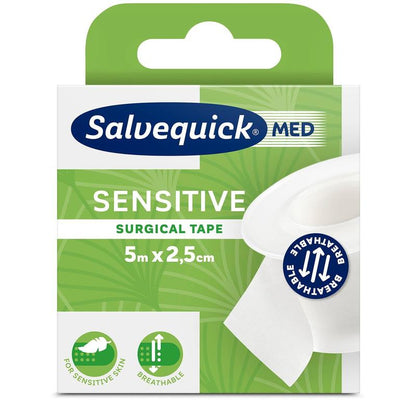 Κουτί με ταινία Salvequick OP 6-5x2,5 από την Orkla Wound Care AB (1 τεμάχιο), 5m x 2,5cm. Η πράσινη και λευκή συσκευασία τονίζει την υποαλλεργική, αναπνεύσιμη ταινία για ευαίσθητο δέρμα, με σύμβολα και μερικώς ορατό ρολό.