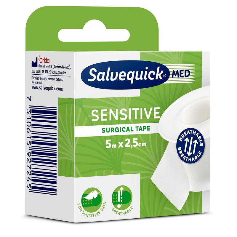 Η ταινία Salvequick OP 6-5x2,5 από την Orkla Wound Care AB έχει πράσινη-λευκή συσκευασία με σύμβολα για υποαλλεργικό, ευαίσθητο δέρμα και αναπνευστικότητα. Κάθε συσκευασία περιέχει ένα ρολό 5m x 2,5cm.
