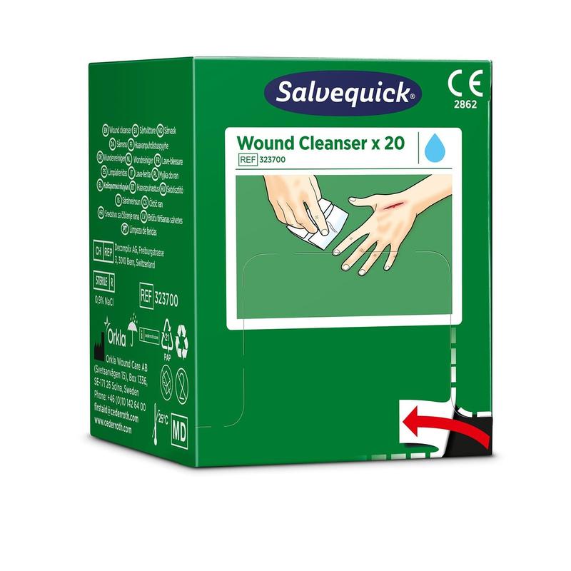 Ένα πράσινο κουτί με το Salvequick Savett Wundreiniger (0,9 % NaCl, αποστειρωμένο) από την Orkla Wound Care AB περιέχει 20 αποστειρωμένα καθαριστικά τραυμάτων. Στη συσκευασία υπάρχει μια οδηγία χρήσης με μια εικόνα που δείχνει ένα χέρι να καθαρίζει το άλλο.