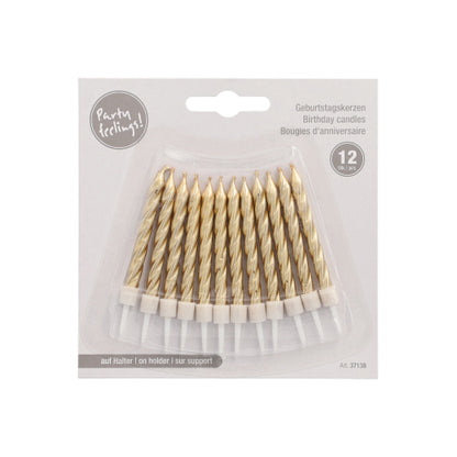 Eine Packung mit 12 PAPSTAR Geburtstagskerzen (6 cm) mit Halterungen von PAPSTAR GmbH, gold-weiße Spiralkerzen in einer Kunststoffverpackung mit der Aufschrift "Party feelings!" und "Birthday candles" in mehreren Sprachen.